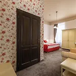 Bazilika Alatt Panzio Bed and Breakfast 4*