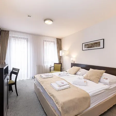 Bazilika Alatt Panzio Bed & Breakfast 4*