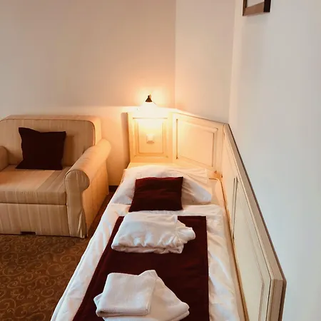 Bazilika Alatt Panzio Bed and Breakfast 4*