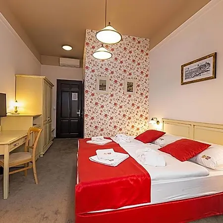 Bazilika Alatt Panzio Couette-café 4*