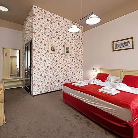 Bazilika Alatt Panzio Bed and Breakfast 4*