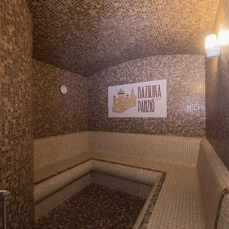 Bazilika Alatt Panzio Bed & Breakfast 4*
