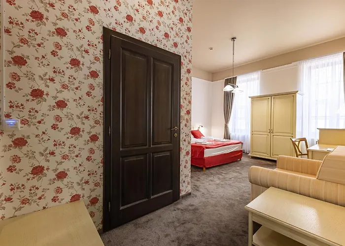 Bazilika Alatt Panzió Alojamento de Acomodação e Pequeno-almoço 4*