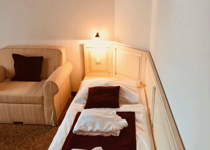 Bazilika Alatt Panzió Alojamento de Acomodação e Pequeno-almoço 4*