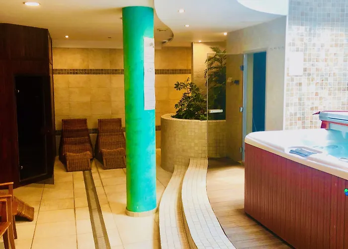 Bazilika Alatt Panzió Alojamento de Acomodação e Pequeno-almoço 4*