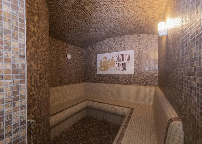 Bazilika Alatt Panzió Alojamento de Acomodação e Pequeno-almoço 4*